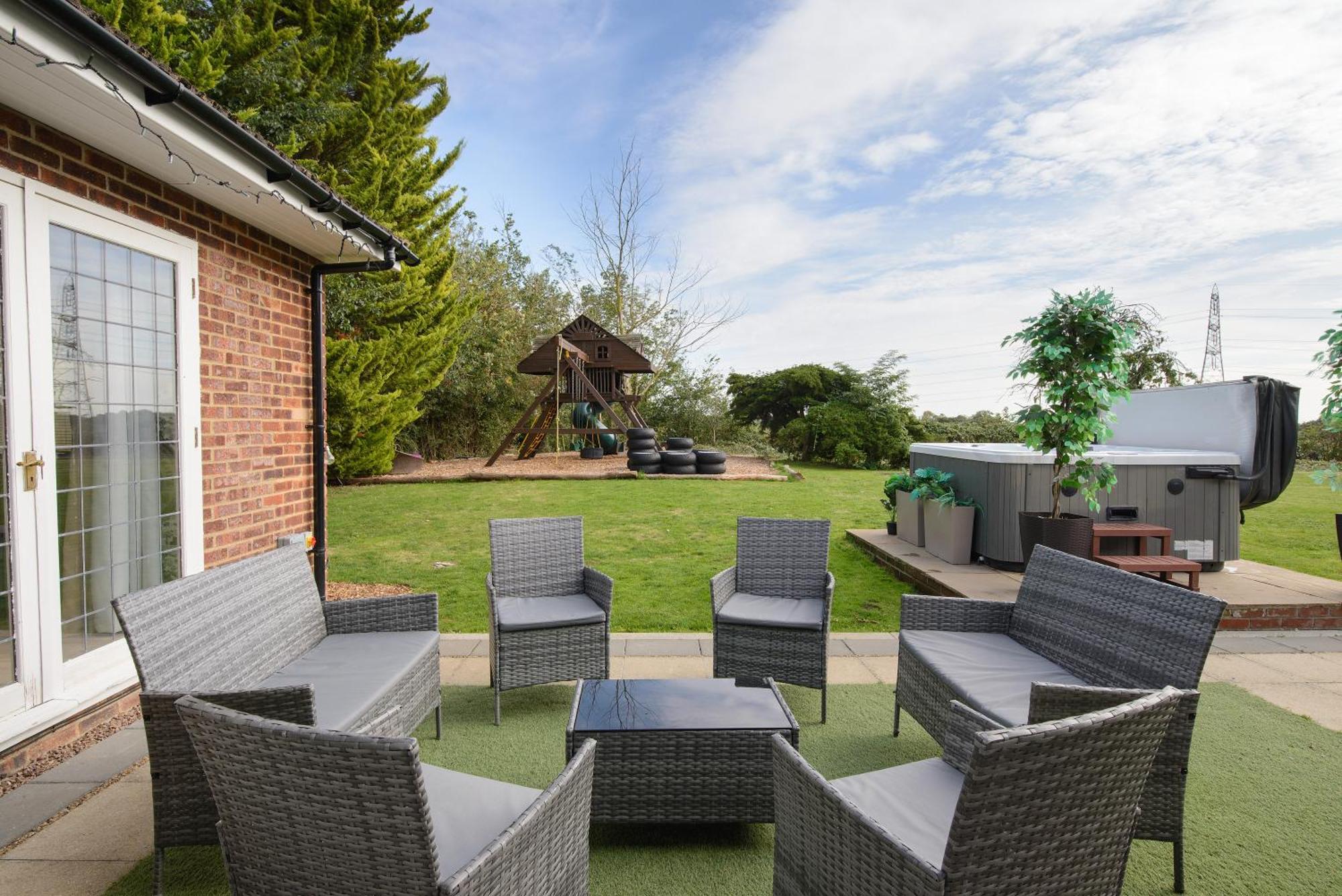 Deluxe 4 Or 5 Bed House With Hot Tub, Cinema Room Sleeps 15 Saffron Walden Dış mekan fotoğraf
