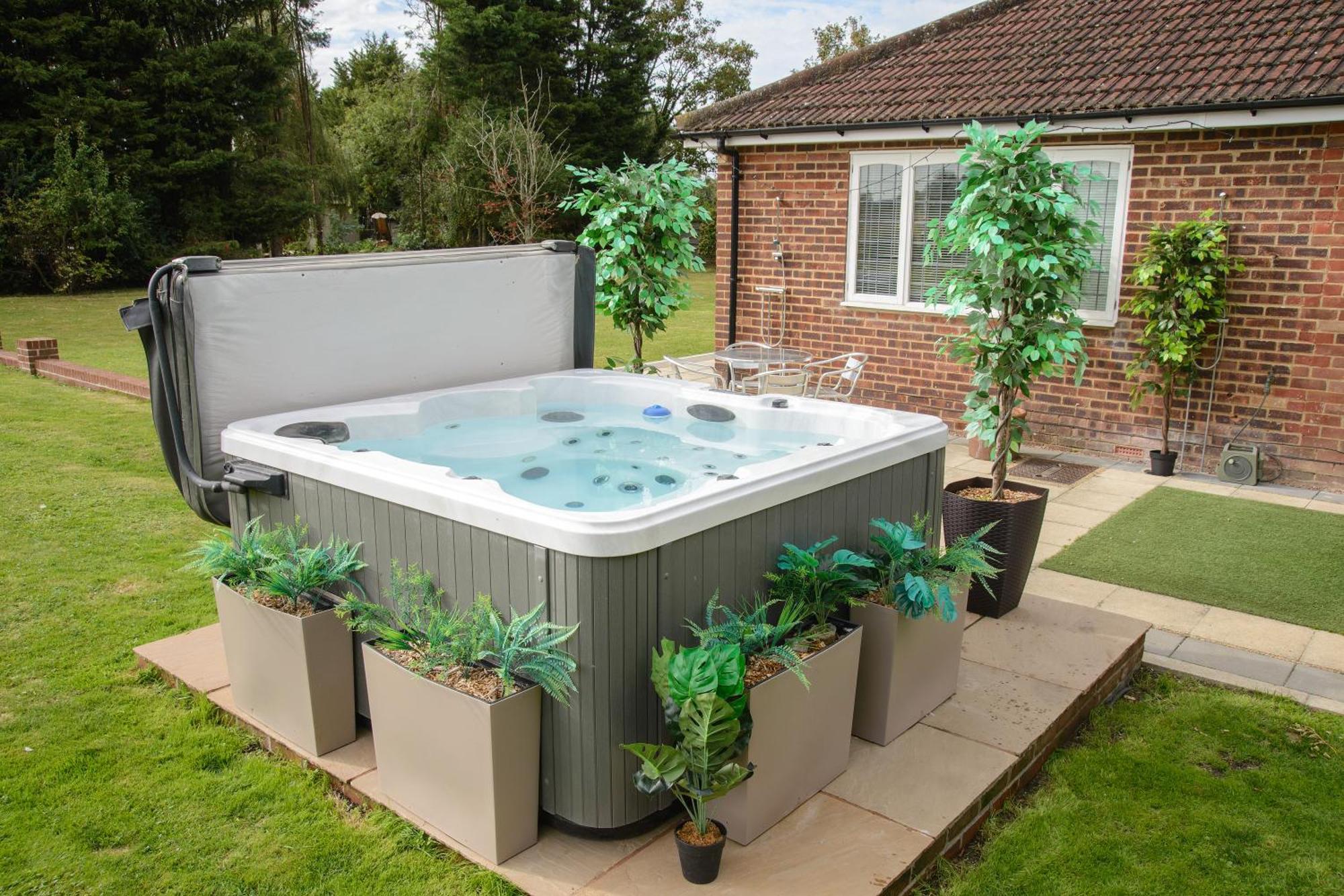 Deluxe 4 Or 5 Bed House With Hot Tub, Cinema Room Sleeps 15 Saffron Walden Dış mekan fotoğraf