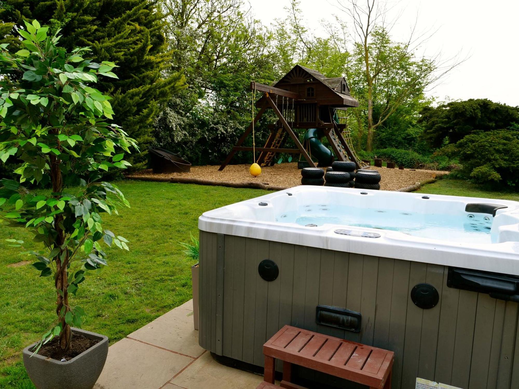 Deluxe 4 Or 5 Bed House With Hot Tub, Cinema Room Sleeps 15 Saffron Walden Dış mekan fotoğraf