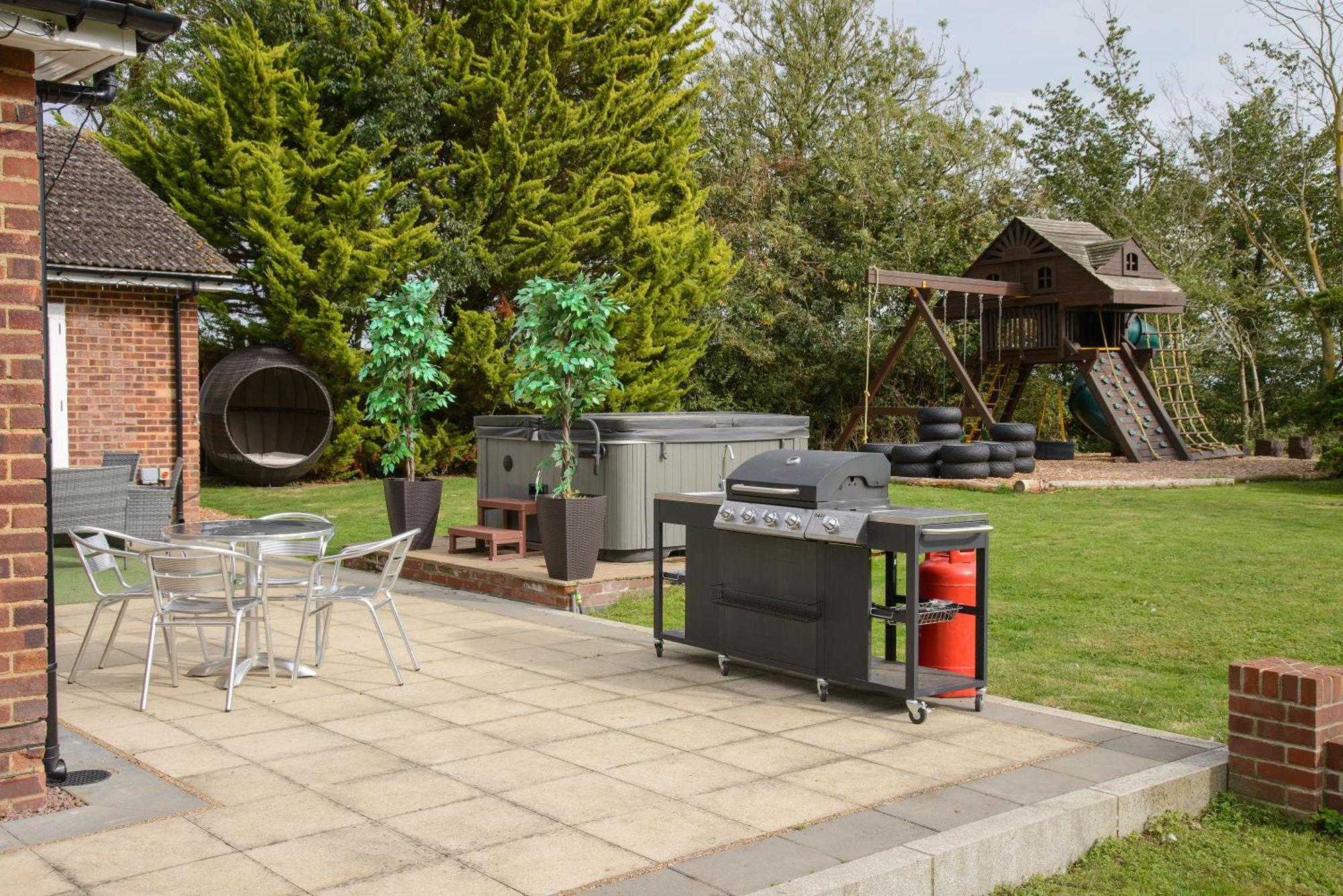 Deluxe 4 Or 5 Bed House With Hot Tub, Cinema Room Sleeps 15 Saffron Walden Dış mekan fotoğraf