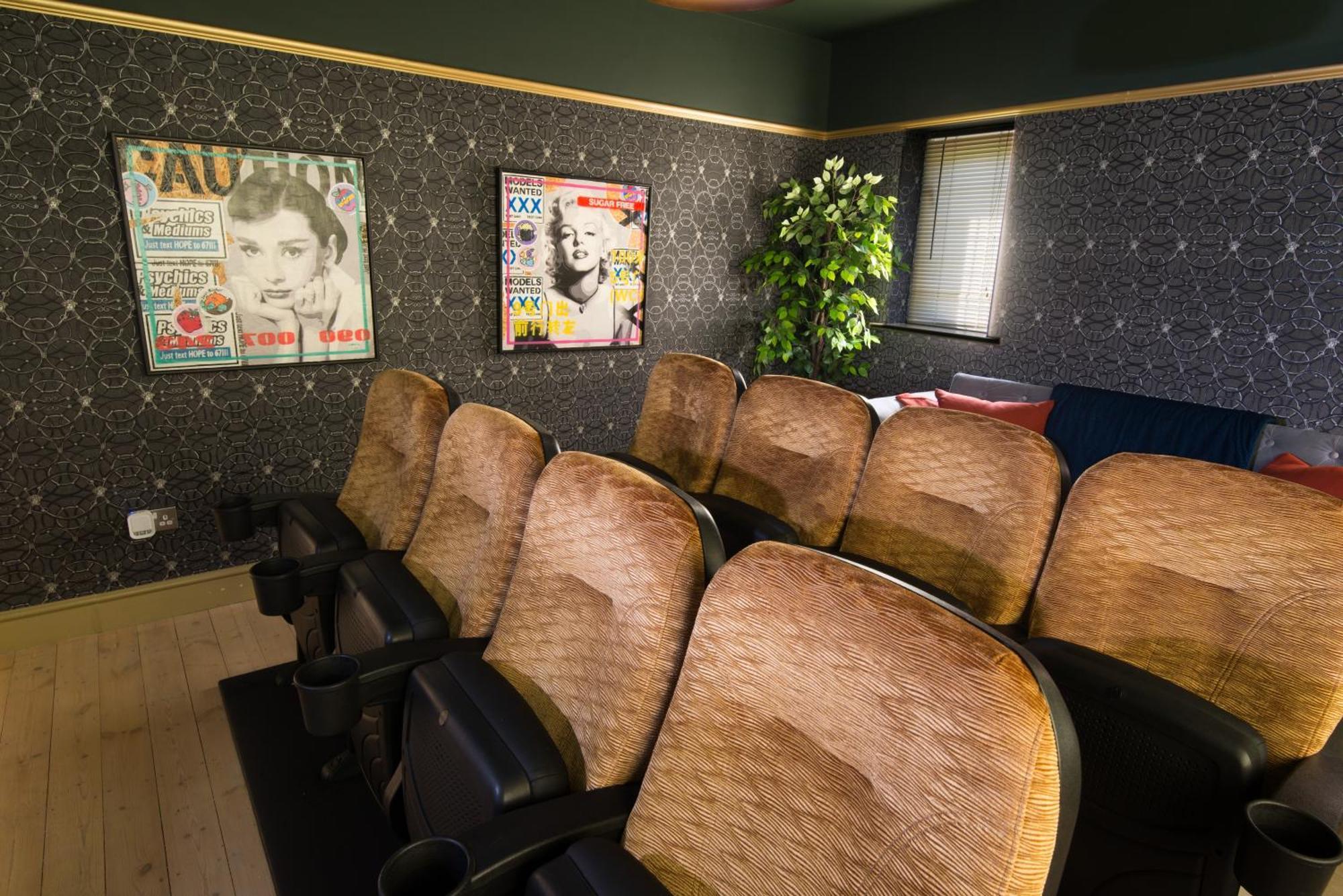 Deluxe 4 Or 5 Bed House With Hot Tub, Cinema Room Sleeps 15 Saffron Walden Dış mekan fotoğraf